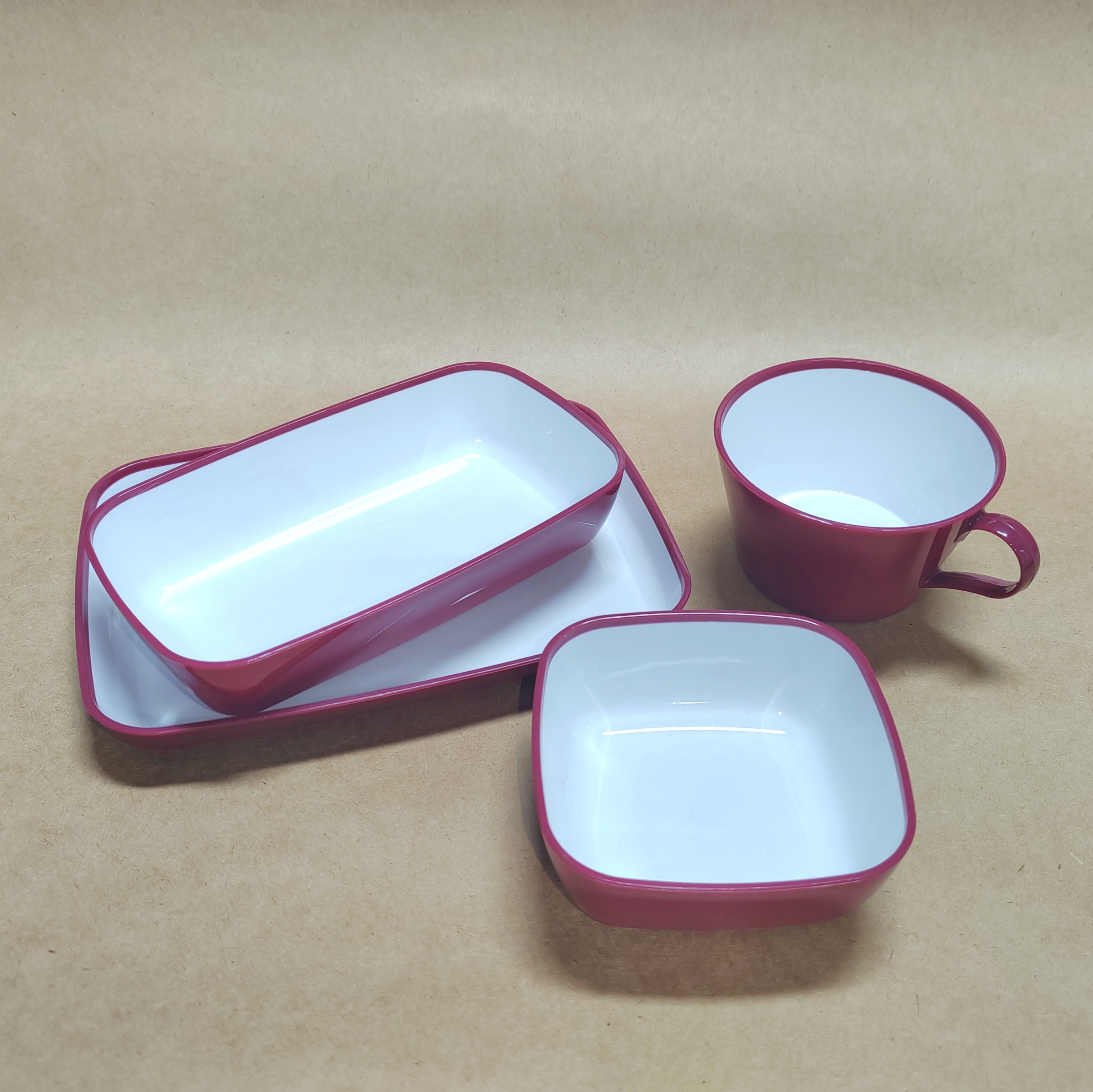 Double-color salad bowls and plates /  Red