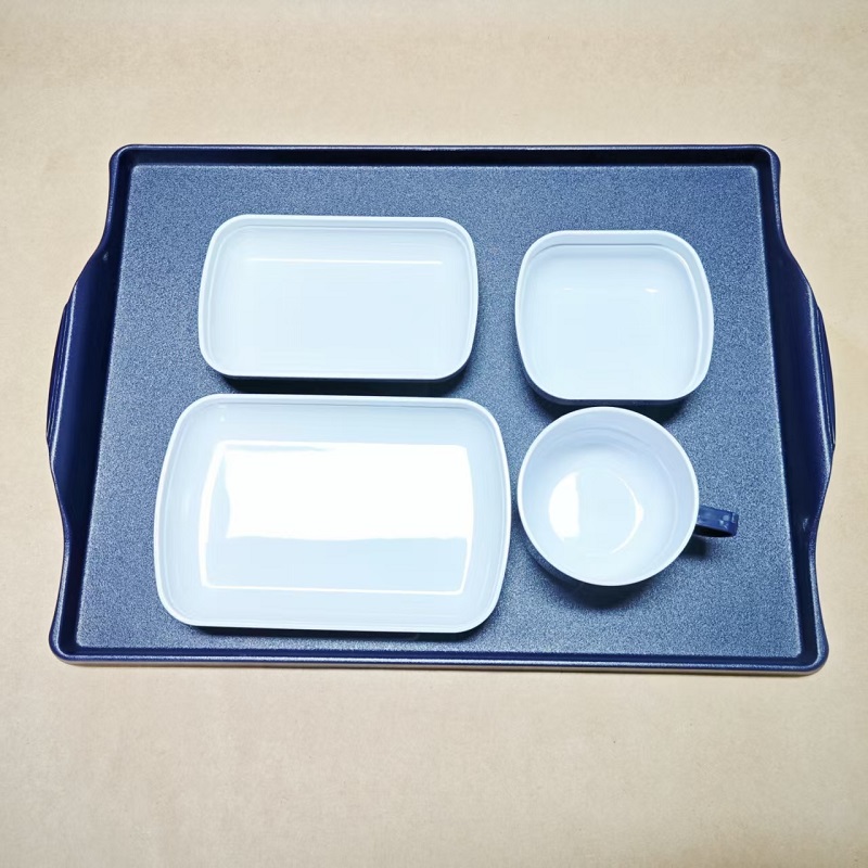 Double-color salad bowls and plates