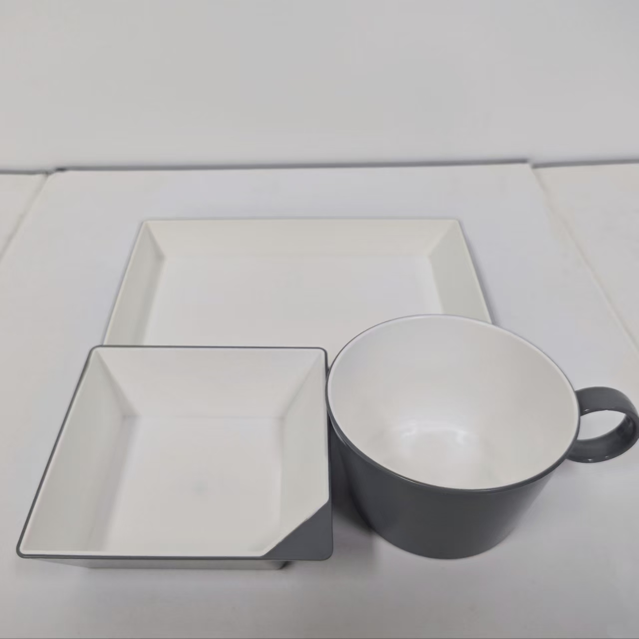 Double-color salad bowls and plates